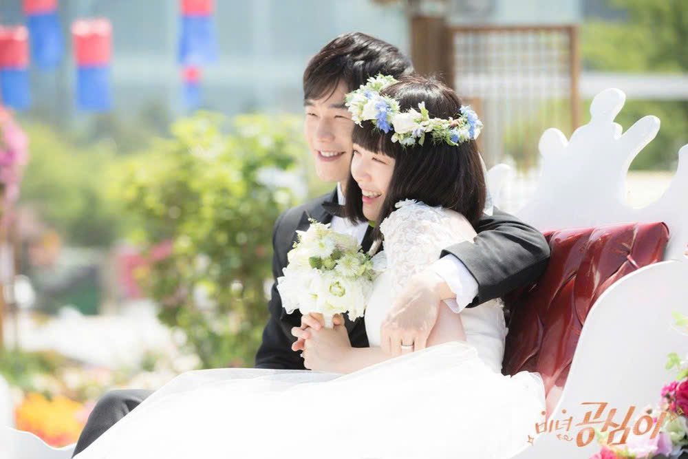 Điều thú vị là trong Gong Shim Đáng Yêu, 'nàng Gong Shim' Minah từng tưởng tượng cảnh kết hôn với nhân vật Joon Soo của On Joo Wan. Dù không thành đôi trong phim nhưng chi tiết này được ví như 'lời tiên đoán' thành sự thật.