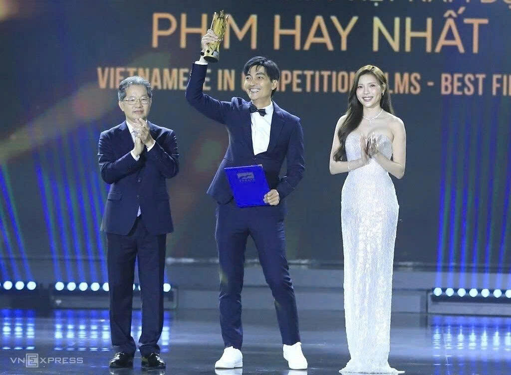 Đạo diễn Khương Ngọc: “Luôn có một người bà vừa làm bà, làm cha, làm mẹ” - ảnh 1