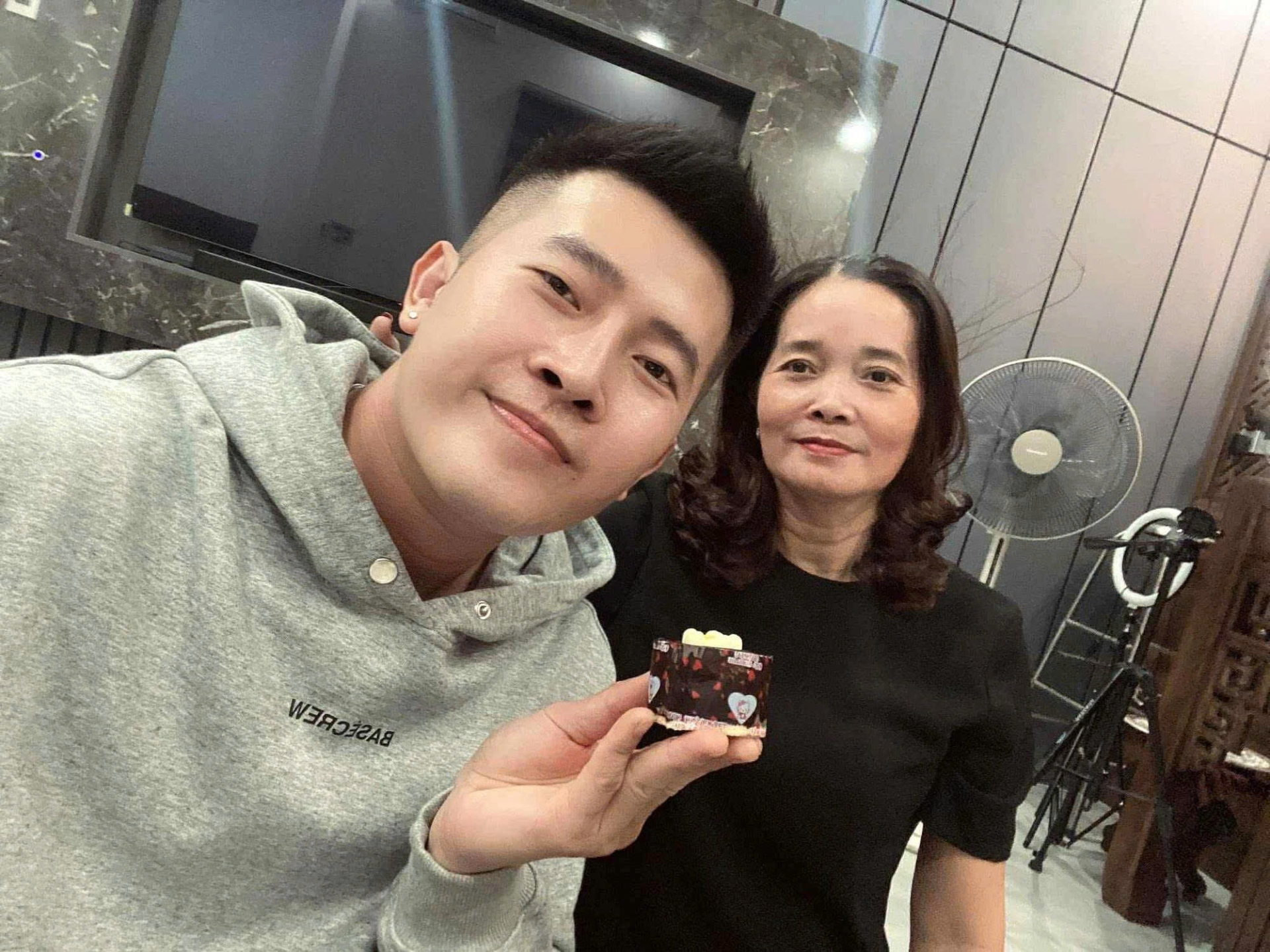 Anh cũng dành nhiều lời cảm ơn khi mẹ đã một mình tần tảo nuôi hai anh em trưởng thành