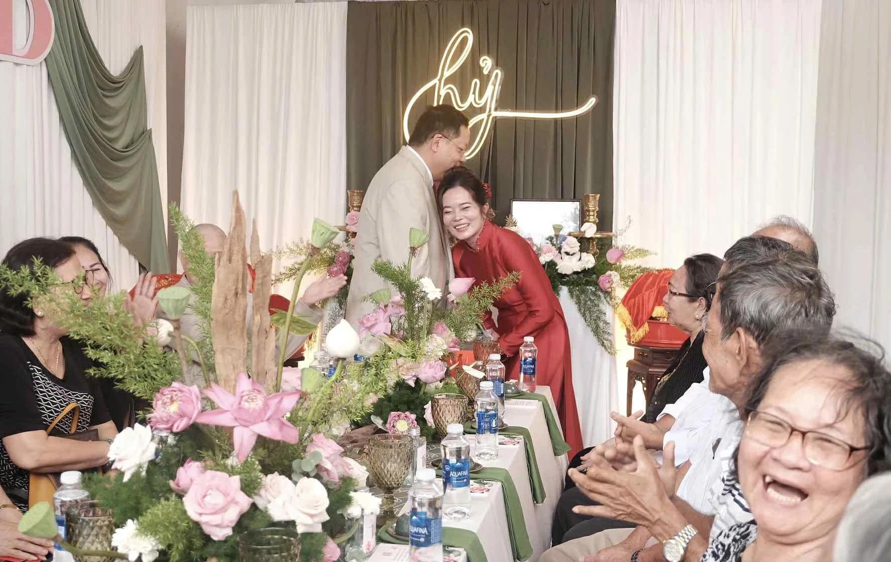 Chí Trung cho hay cả gia đình ai nấy cũng đều ủng hộ và vui mừng khi mẹ của anh tìm được hạnh phúc