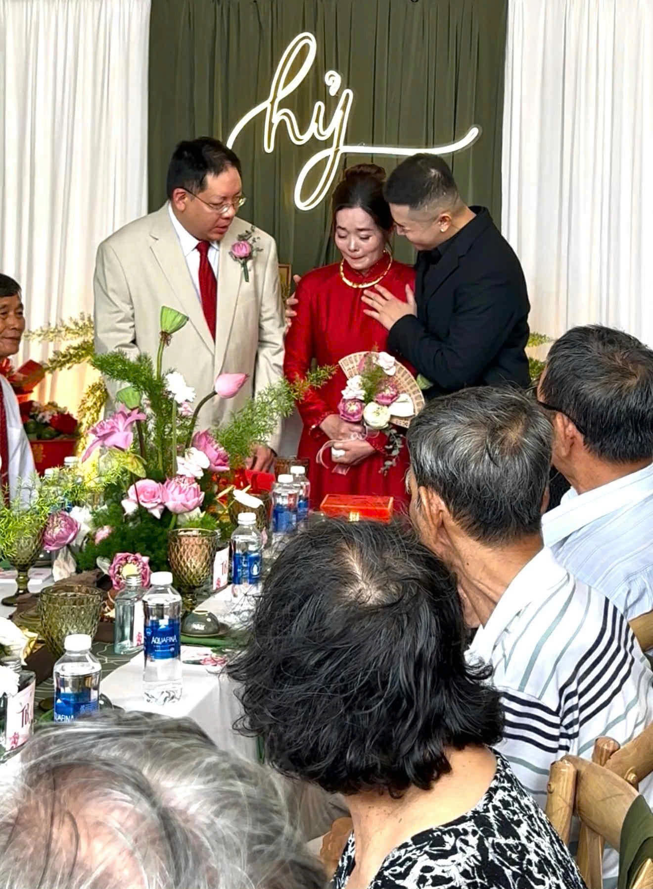 Khoảnh khắc cô Diễm Thy – mẹ của Chí Trung bật khóc vì hạnh phúc khiến nhiều người xúc động