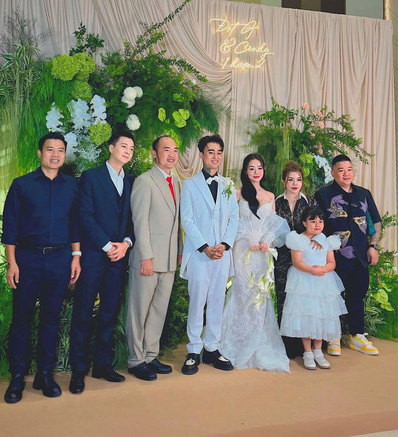 Tiến Luật, Ngô Kiến Huy đến mừng Đạt G và Cindy Lư nên duyên vợ chồng