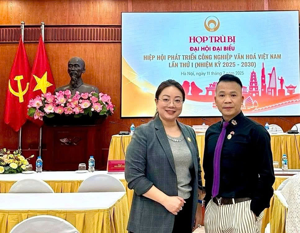 Ông Phạm Gia Hậu (bìa phải) - Phó Chủ tịch Hiệp Hội Phát triển Công nghiệp Văn hoá Việt Nam