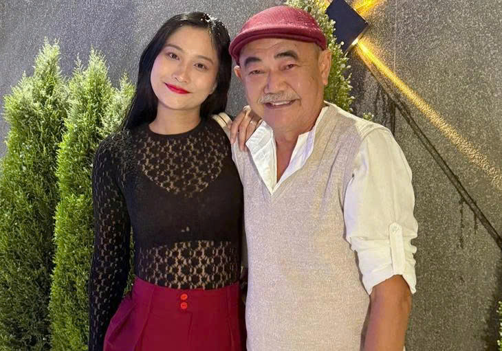 Ngoài bạn gái, Chân Chân còn kiêm vai trò quản lý NSND Việt Anh.