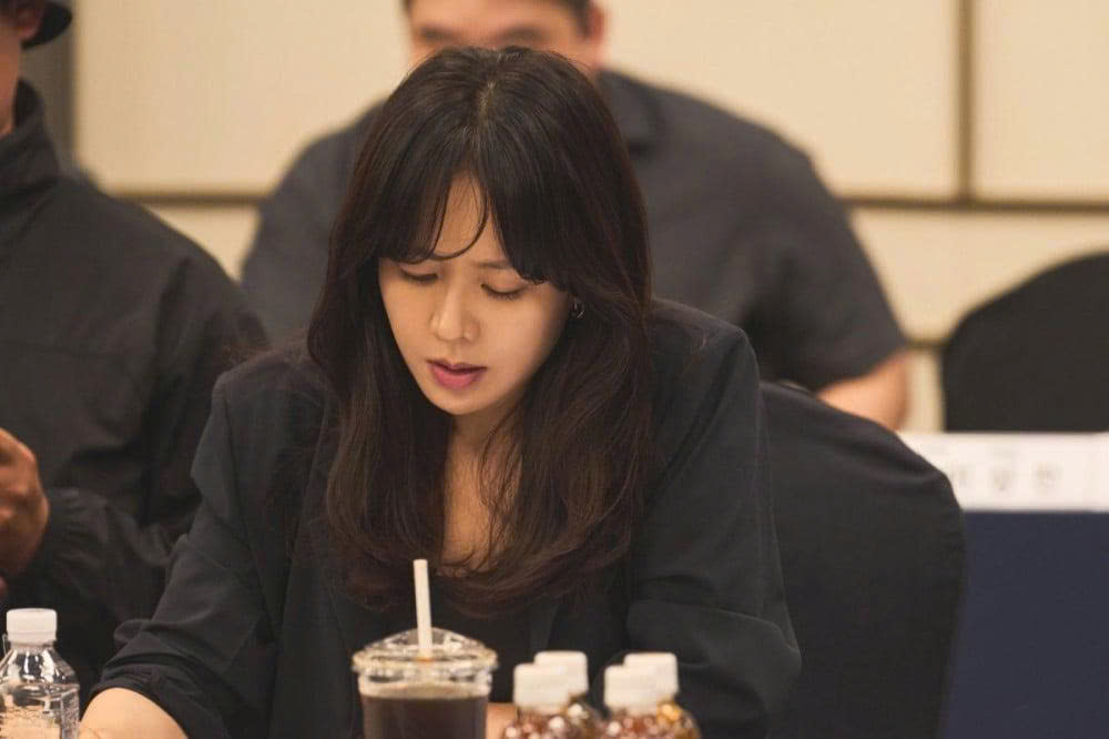 Son Ye-jin và Jo Yu-ri cùng góp mặt trong loạt phim mới 'Variety' của Netflix - ảnh 2