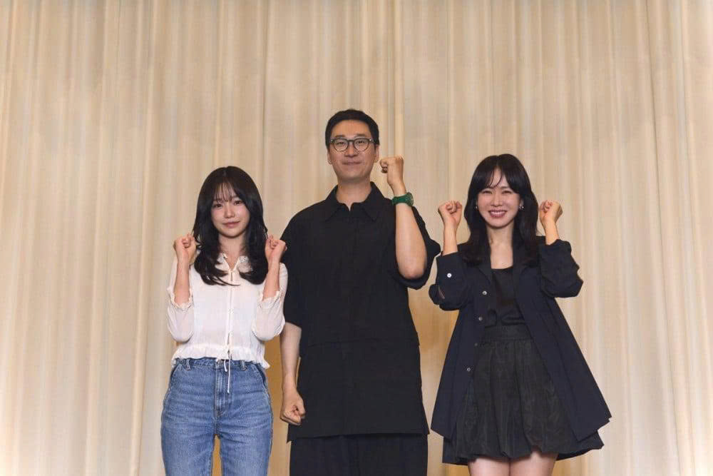 Son Ye Jin, Jo Yu Ri và đạo diễn Kim Yong Hoon giới thiệu loạt phim 'Variety' - Ảnh: Netflix