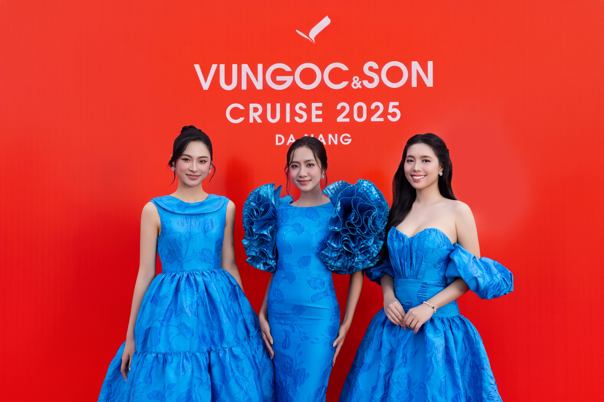 Thảm đỏ rực sắc xanh cùng rừng mỹ nhân tại show thời trang của VUNGOC&SON - ảnh 8