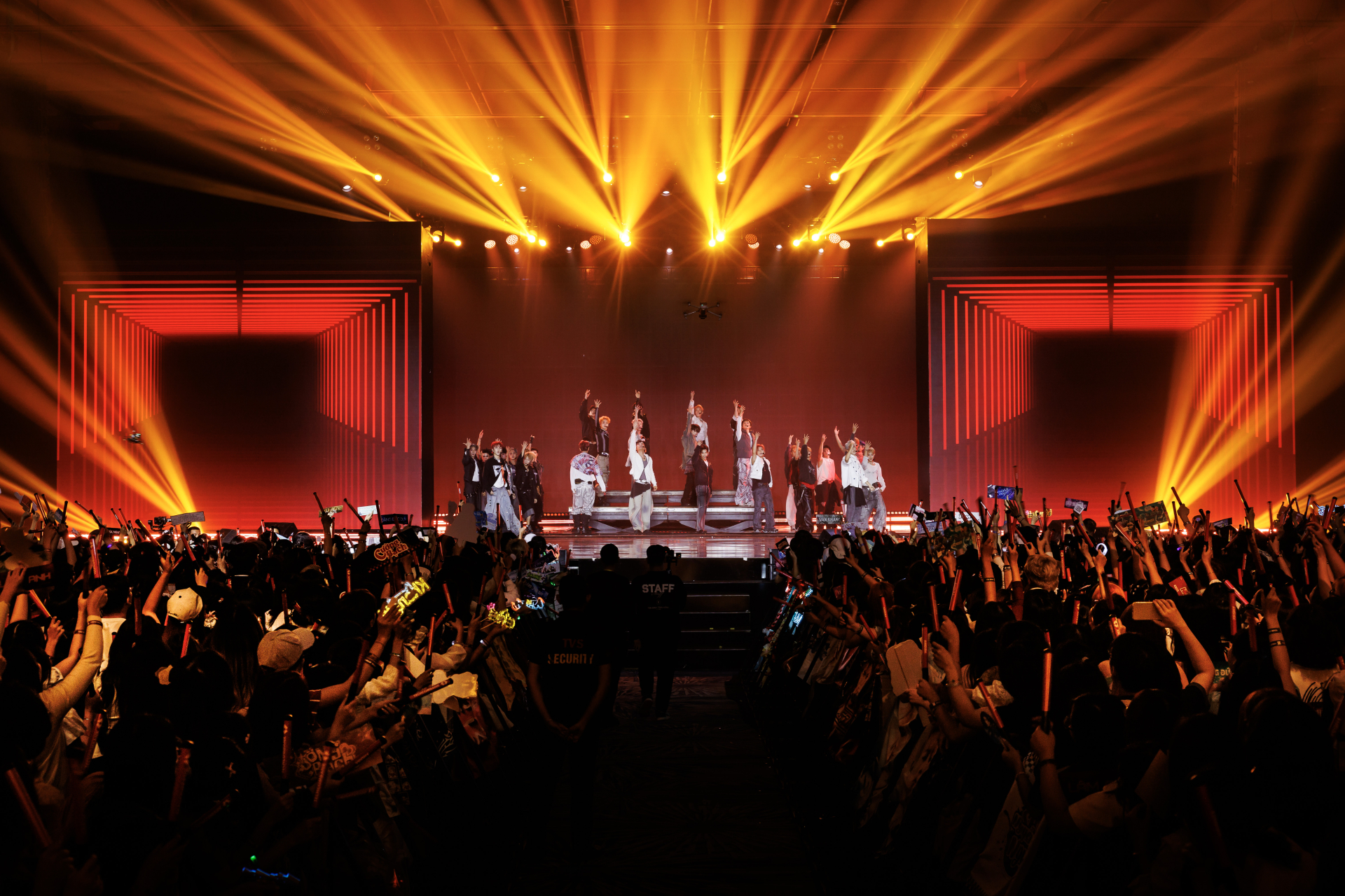 Ca khúc We lit the show được trình diễn bởi top 13 tân binh.