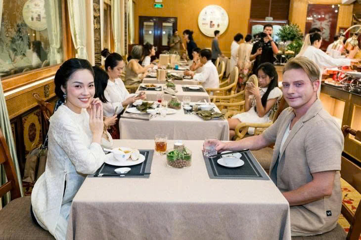 Á hậu - diễn viên Dương Cẩm Lynh và Ca sĩ Kyo York tại không gian ẩm thực và nghệ thuật đa giác quan của Vu Lan Chay Lành - Mùa 'Ươm' - Ảnh: Minh Huỳnh