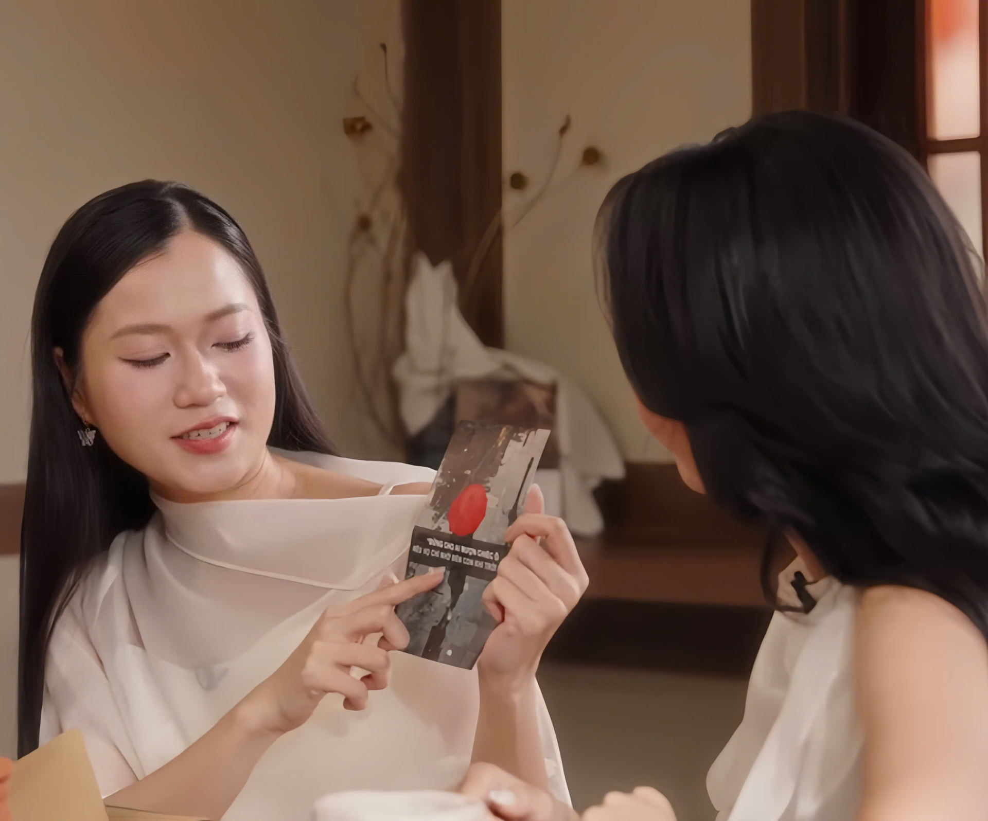 Lâm Vỹ Dạ: Khi người ôm cả thế giới cũng cần một cái ôm đủ chở che - ảnh 2