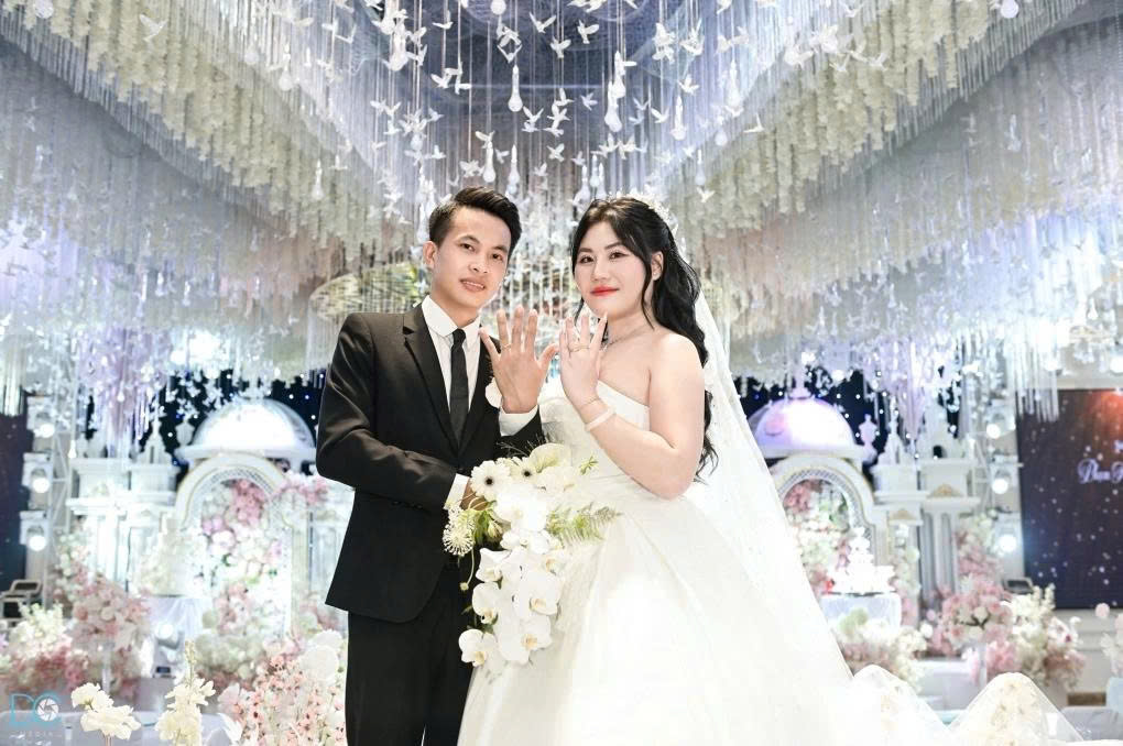 Vợ chồng Hồng Hạnh dựng lại rạp cưới để chụp ảnh, hôm 26/7.
