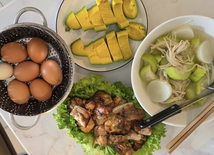 Một bữa ăn của hai vợ chồng trong thời gian thai kỳ. Ảnh: FBNV