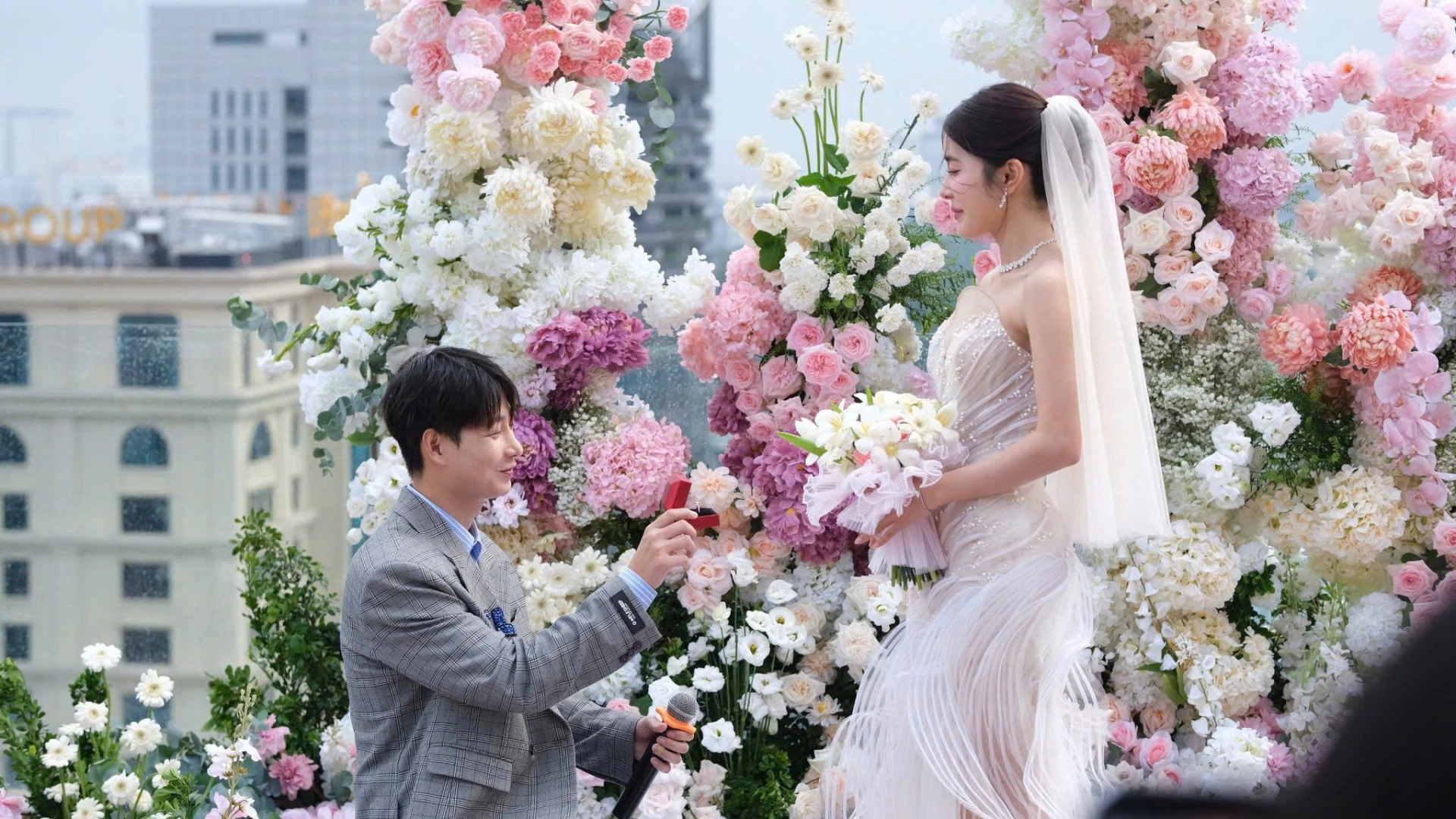 Lê Đức và Luna Hằng Trịnh hạnh phúc trước những lời chúc mừng của bạn bè, người hâm mộ