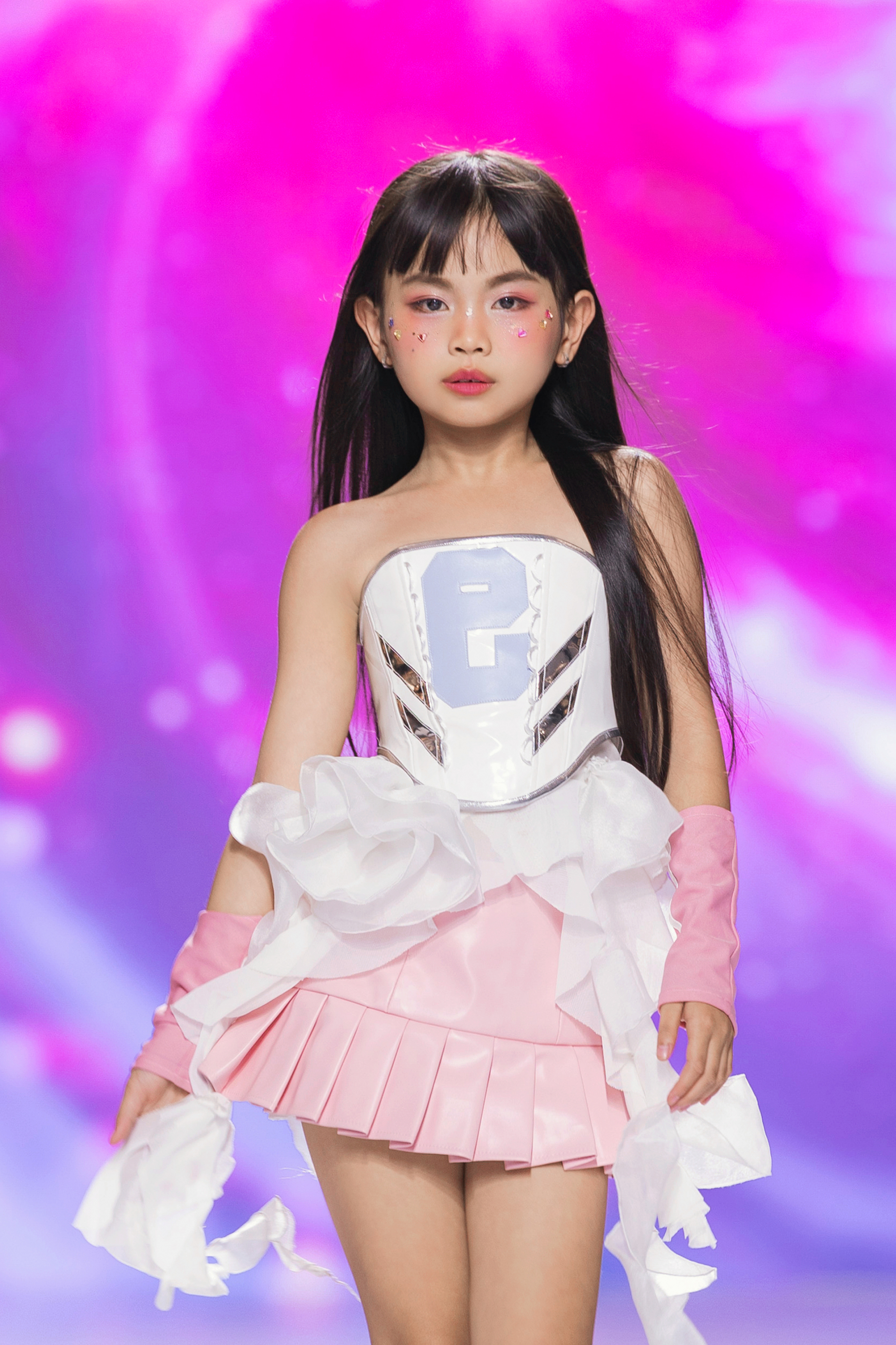 NTK Ada Anh Trương gây ấn tượng với bộ sưu tập “Pink League” tại Destination Runway Fashion Week 2025 - ảnh 3