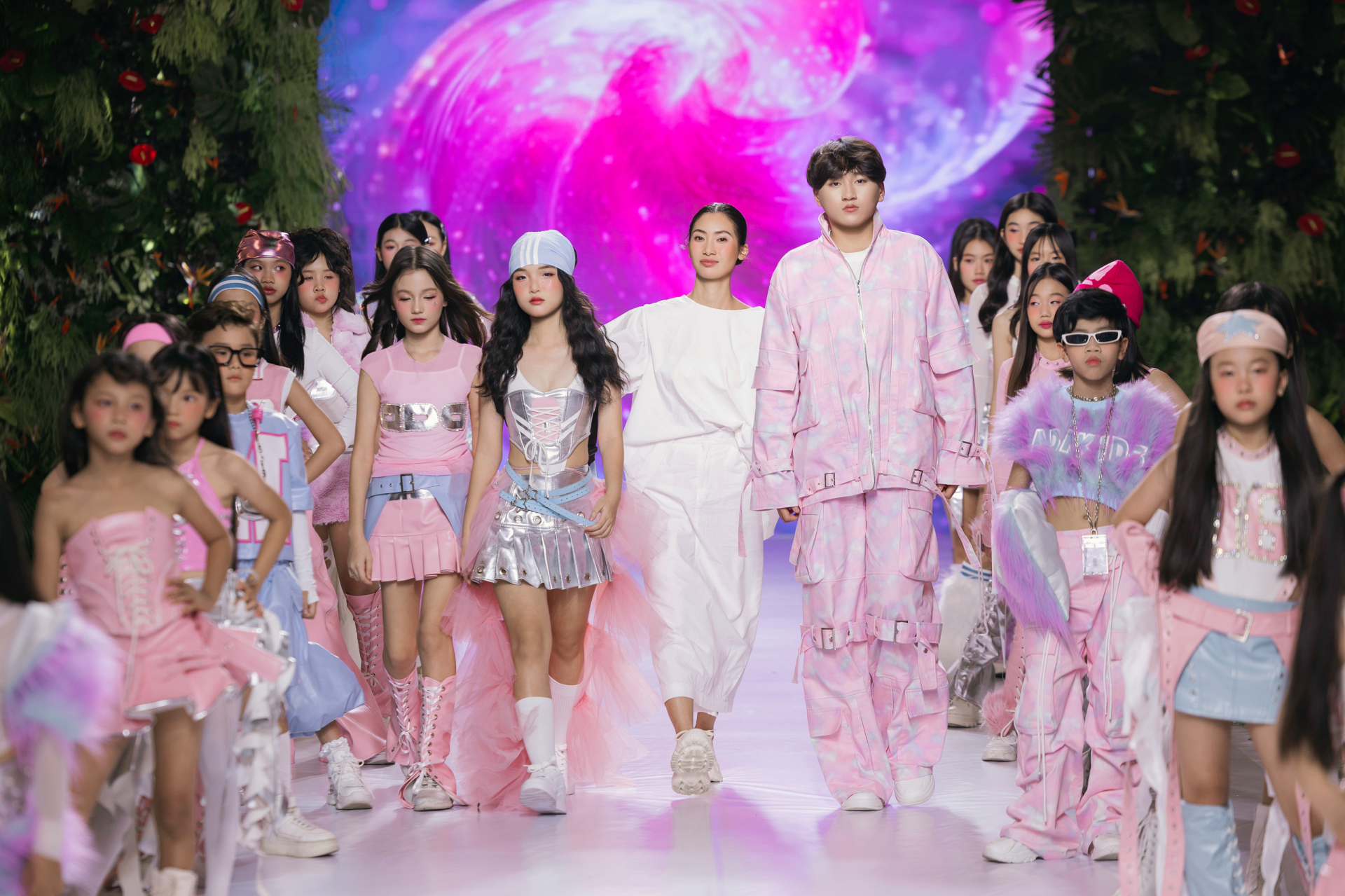 NTK củng với các người mẫu nhí trên sàn runway.