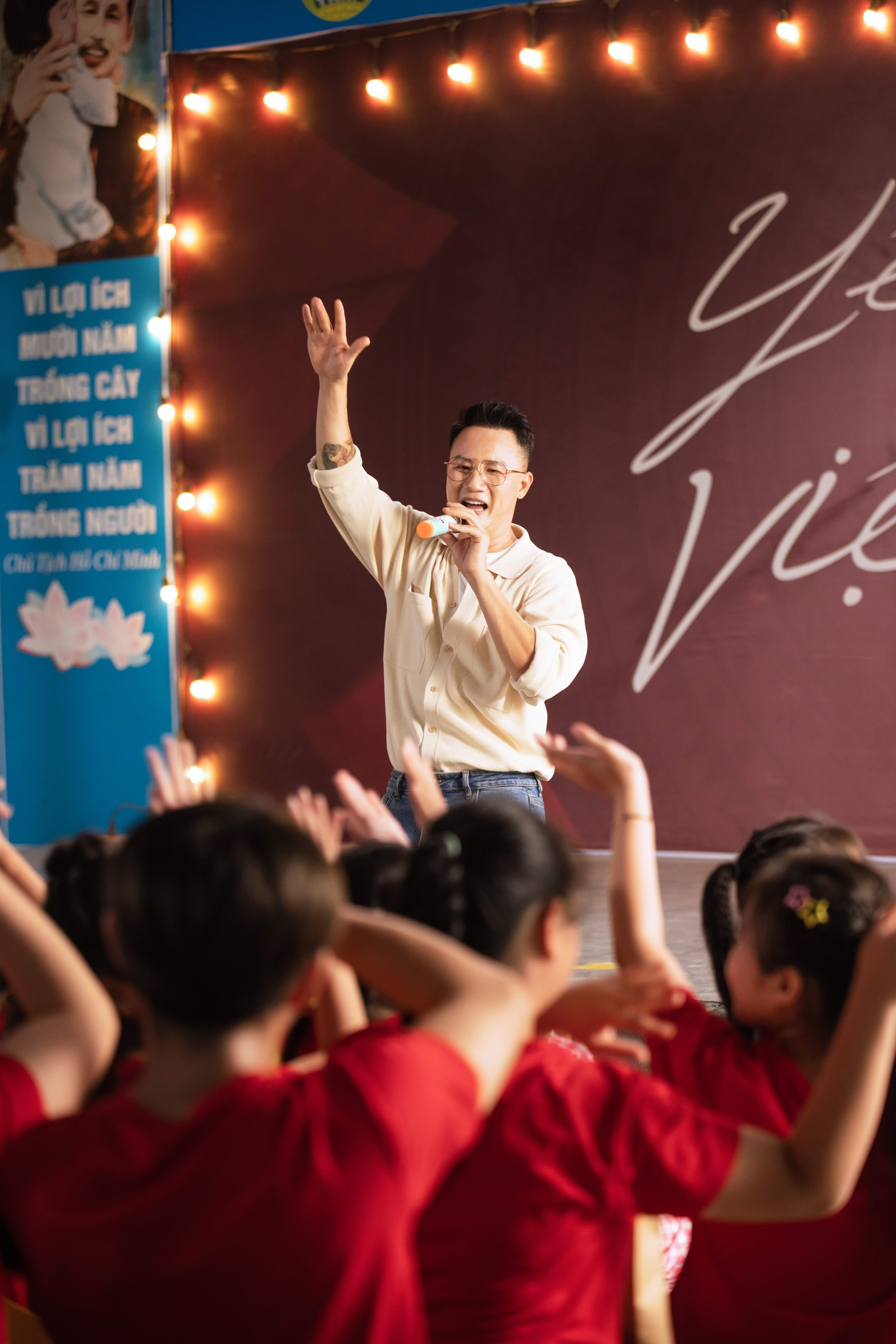 MV “Yêu nụ cười Việt Nam”, lời chào của Hoàng Bách tới người Việt khắp nơi - ảnh 1