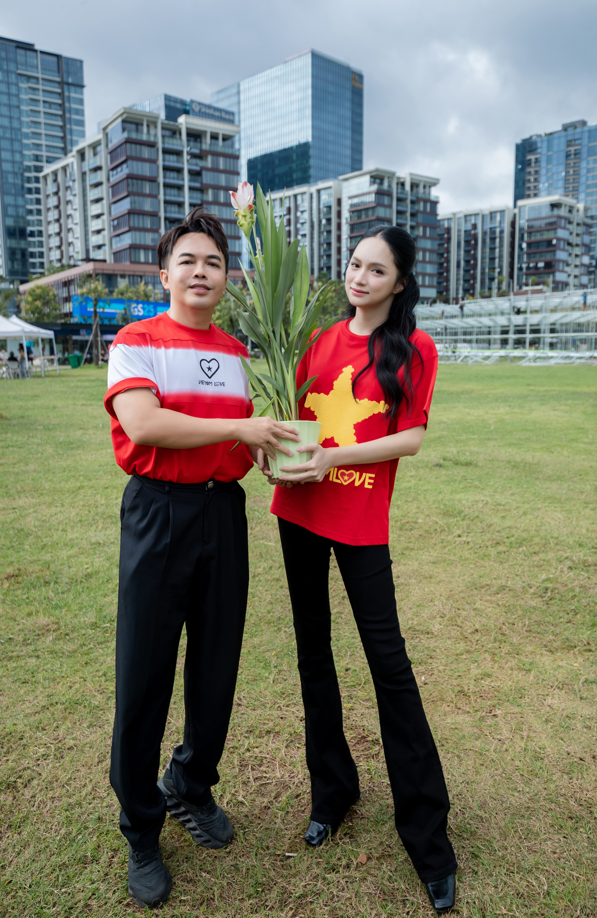 Trần Thành Trung (phải) khởi xướng nên Viet Nam Love.
