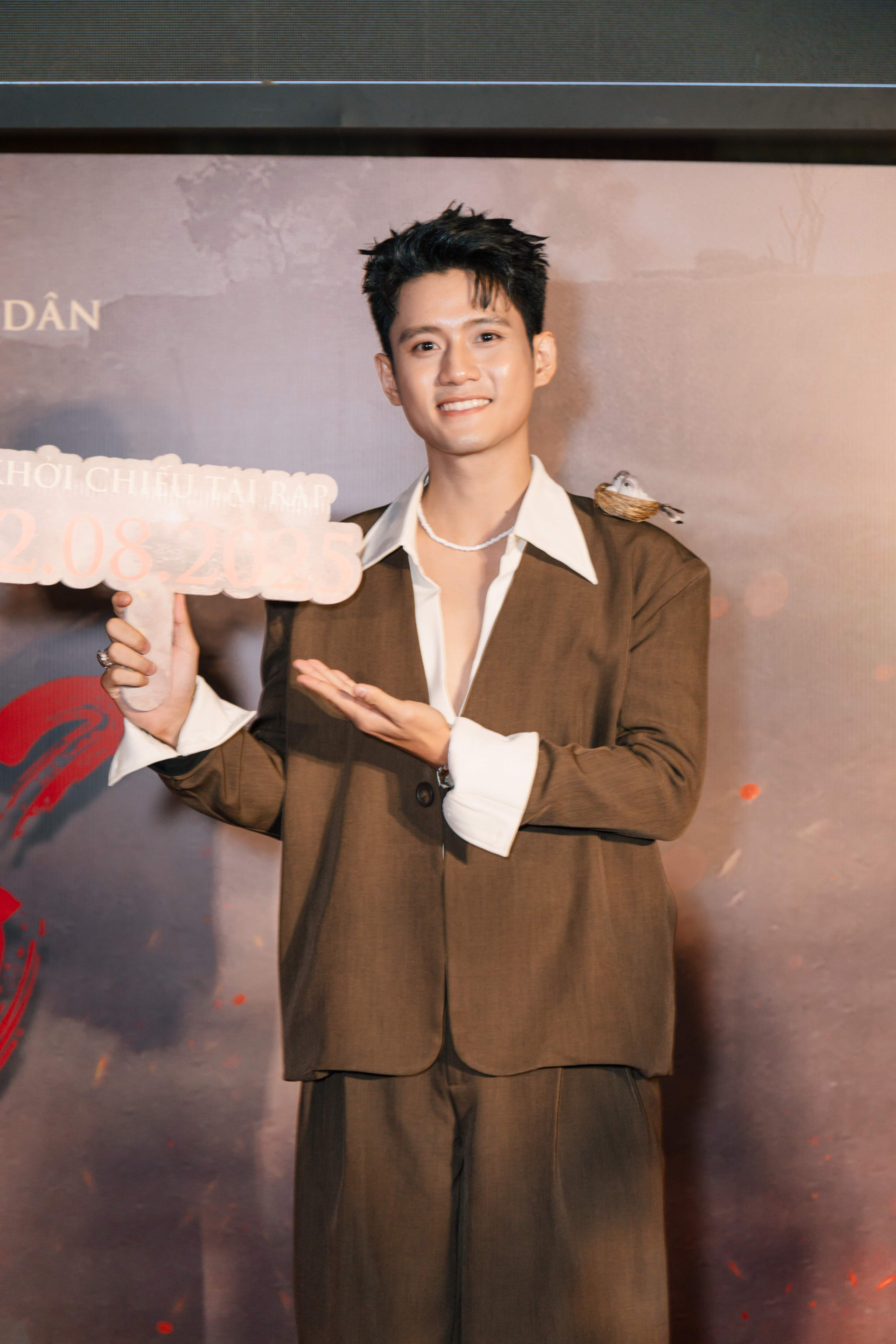 Đình Khang giảm hơn 10kg trong vòng nửa tháng, quyết tâm, nỗ lực hết mình để hóa thân vào vai diễn trong phim “Mưa đỏ”.
