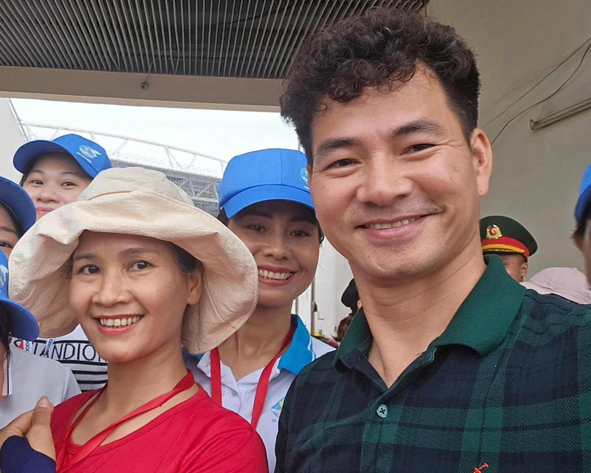 Cục trưởng Xuân Bắc và 'Cái Biển' Minh Nguyệt (áo đỏ)