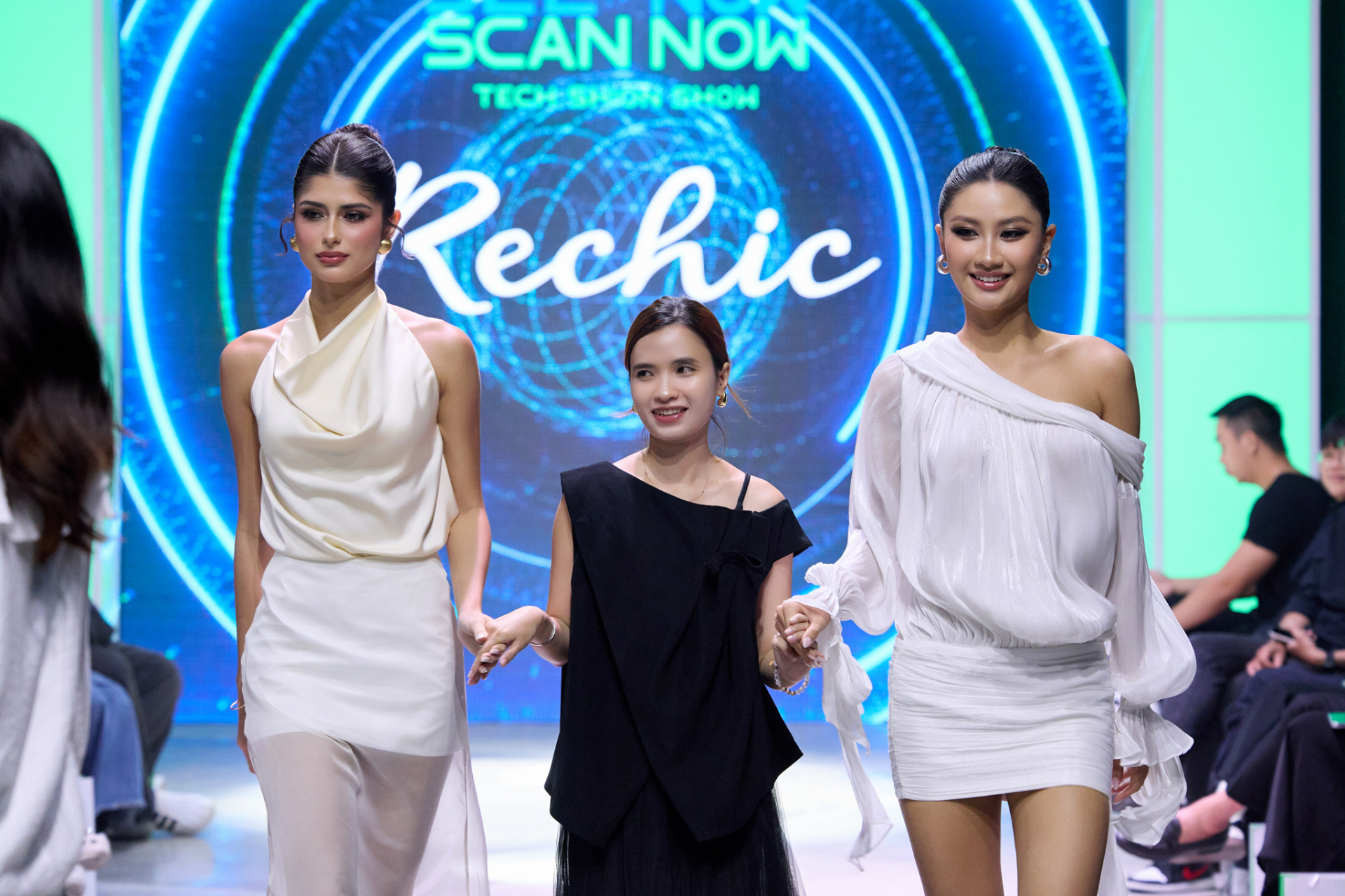 Miss Cosmo Panama 2025 – Italy Johan Peñaloza Mora và Đương kim Hoa hậu Hoàn vũ Việt Nam Nguyễn Hoàng Phương Linh nắm tay NTK kết màn show diễn
