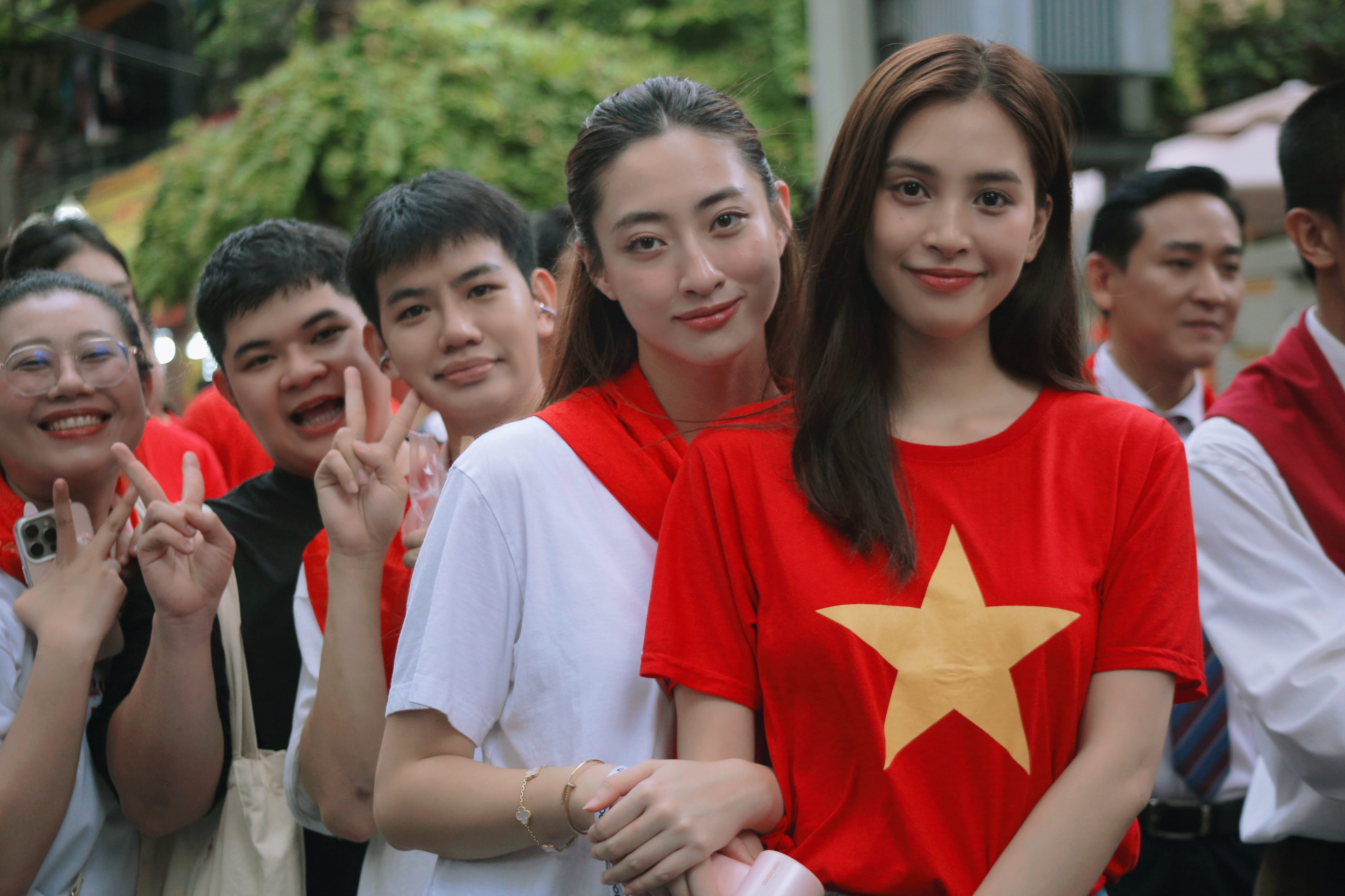 Hai hoa hậu tham gia buổi sơ duyệt Lễ diễu binh.