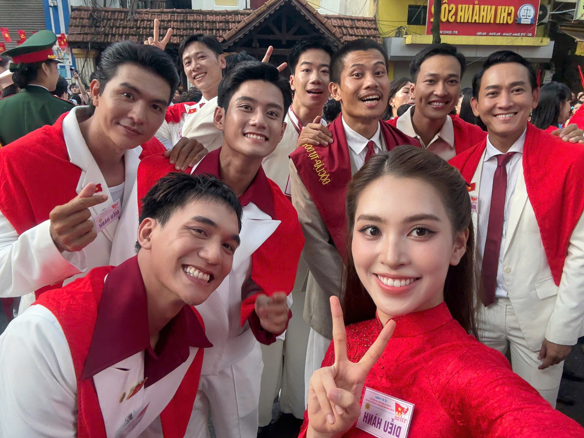 Hoa hậu Tiểu Vy cùng dàn khách mời đặc biệt tại buổi lễ.