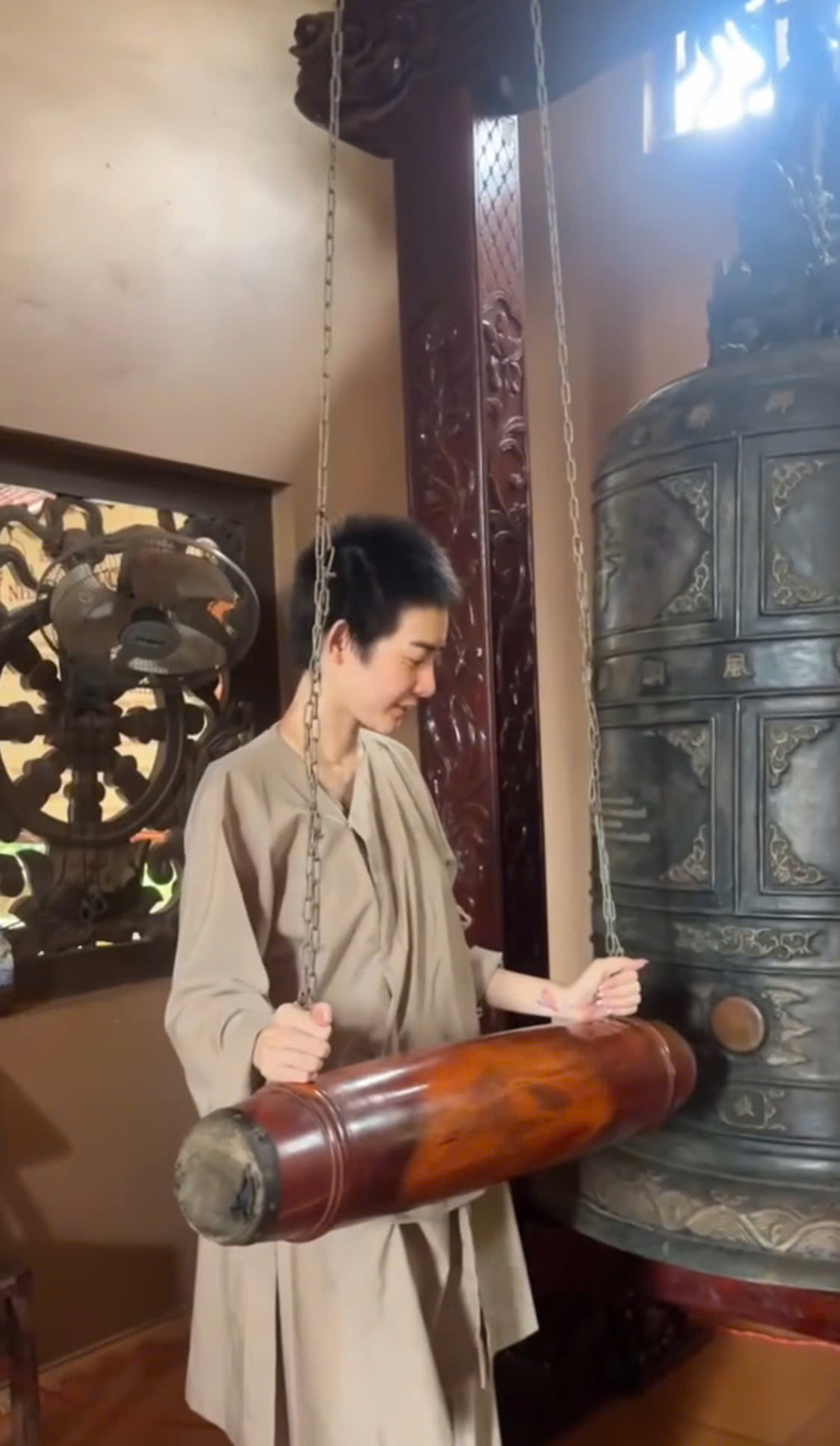 Mỹ nhân nhóm BB&BG một thời xây xôn xao với hình ảnh 'xuống tóc' tại chùa - ảnh 1