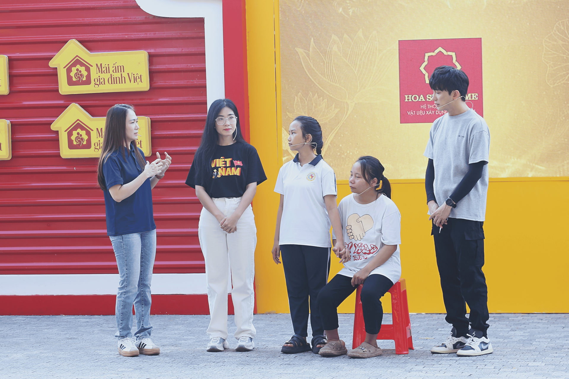 Gia đình Quỳnh Chi trong Mái ấm gia đình Việt.