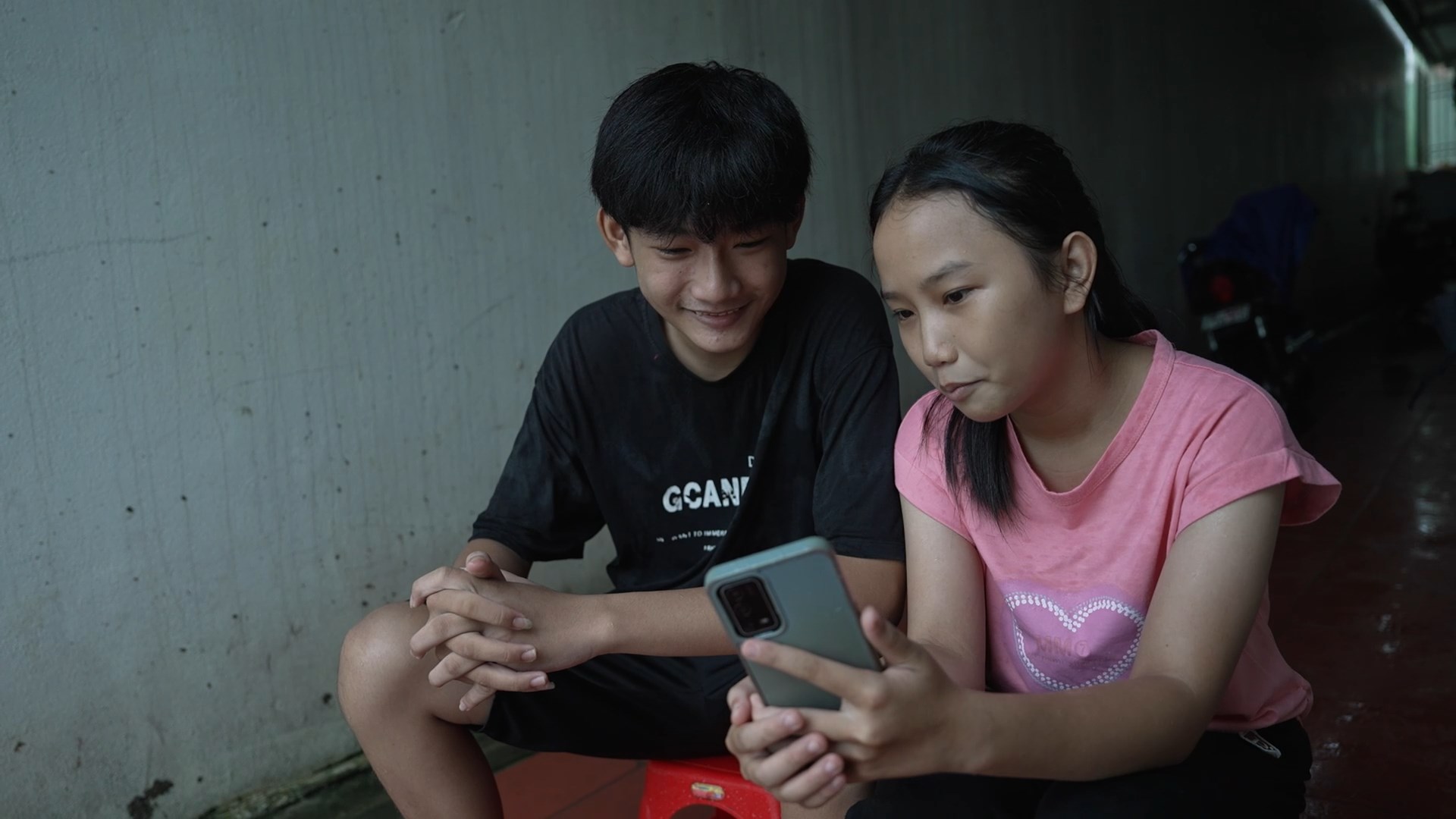 Cô bé Quỳnh Chi và anh trai.