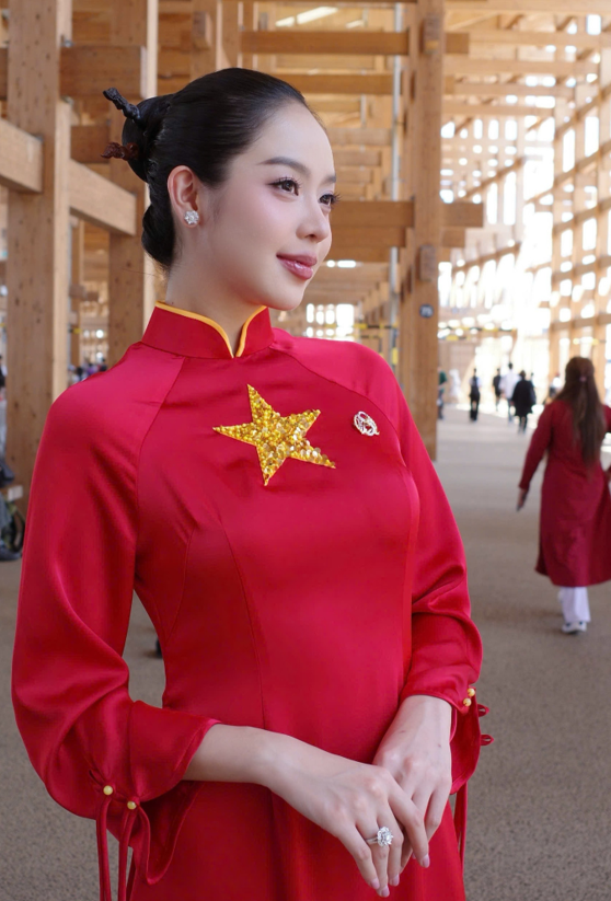 Trong khuôn khổ chương trình, Hoa hậu Thanh Thủy xuất hiện nổi bật trong tà áo dài in hình cờ đỏ sao vàng, mang đến những khoảnh khắc giàu bản sắc, giới thiệu vẻ đẹp văn hóa Việt Nam đến bạn bè năm châu.