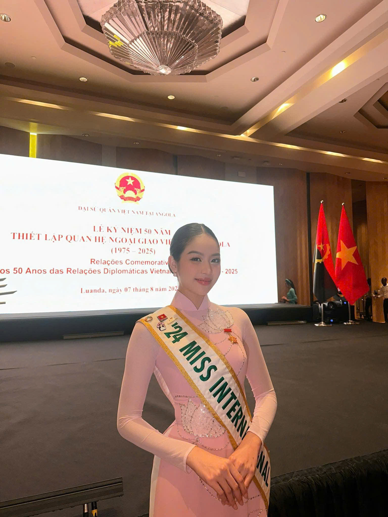 Hoa hậu Thanh Thủy lần đầu diện trang phục Abaya, gây thương nhớ với sắc hồng ngọt ngào - ảnh 3