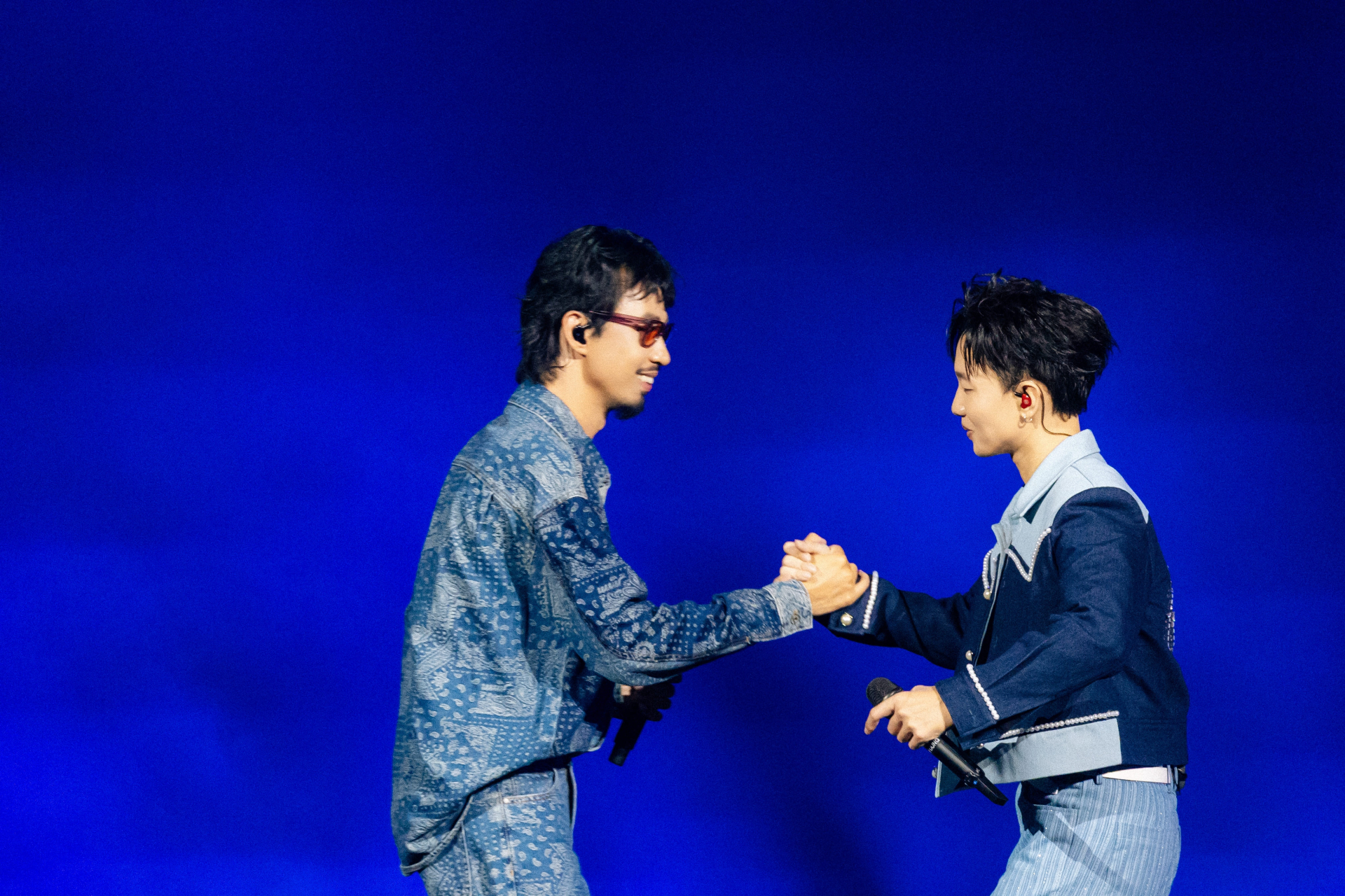MV ghi lại những khoảnh khắc Hoàng Dũng và Đen trình diễn ca khúc trên sân khấu concert Xoay tròn.