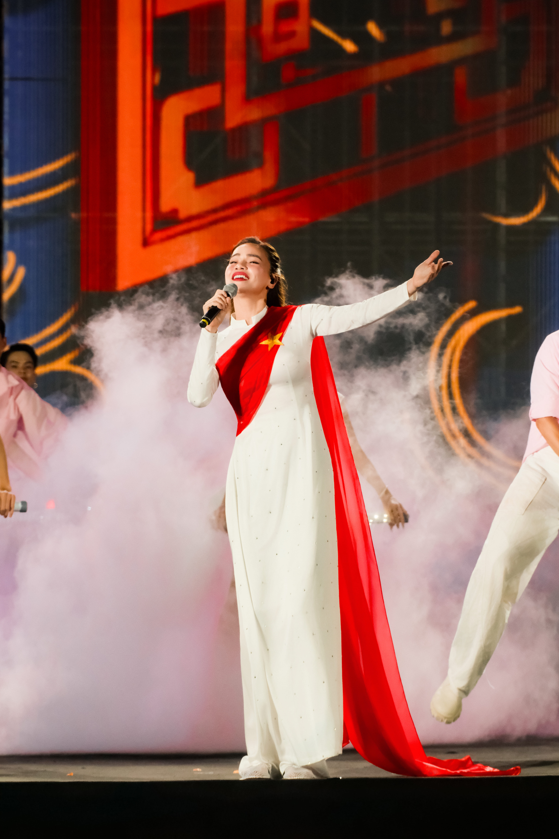 Ca sĩ Hồ Ngọc Hà với màn trình diễn đặc biệt tại concert ‘Tôi yêu Tổ quốc tôi’.