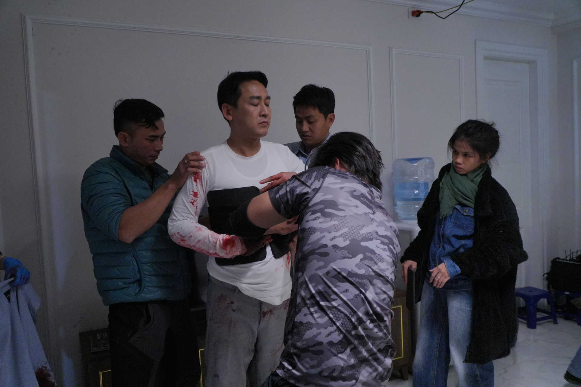 Hứa Vĩ Văn được bảo hộ trước cảnh quay hành động.