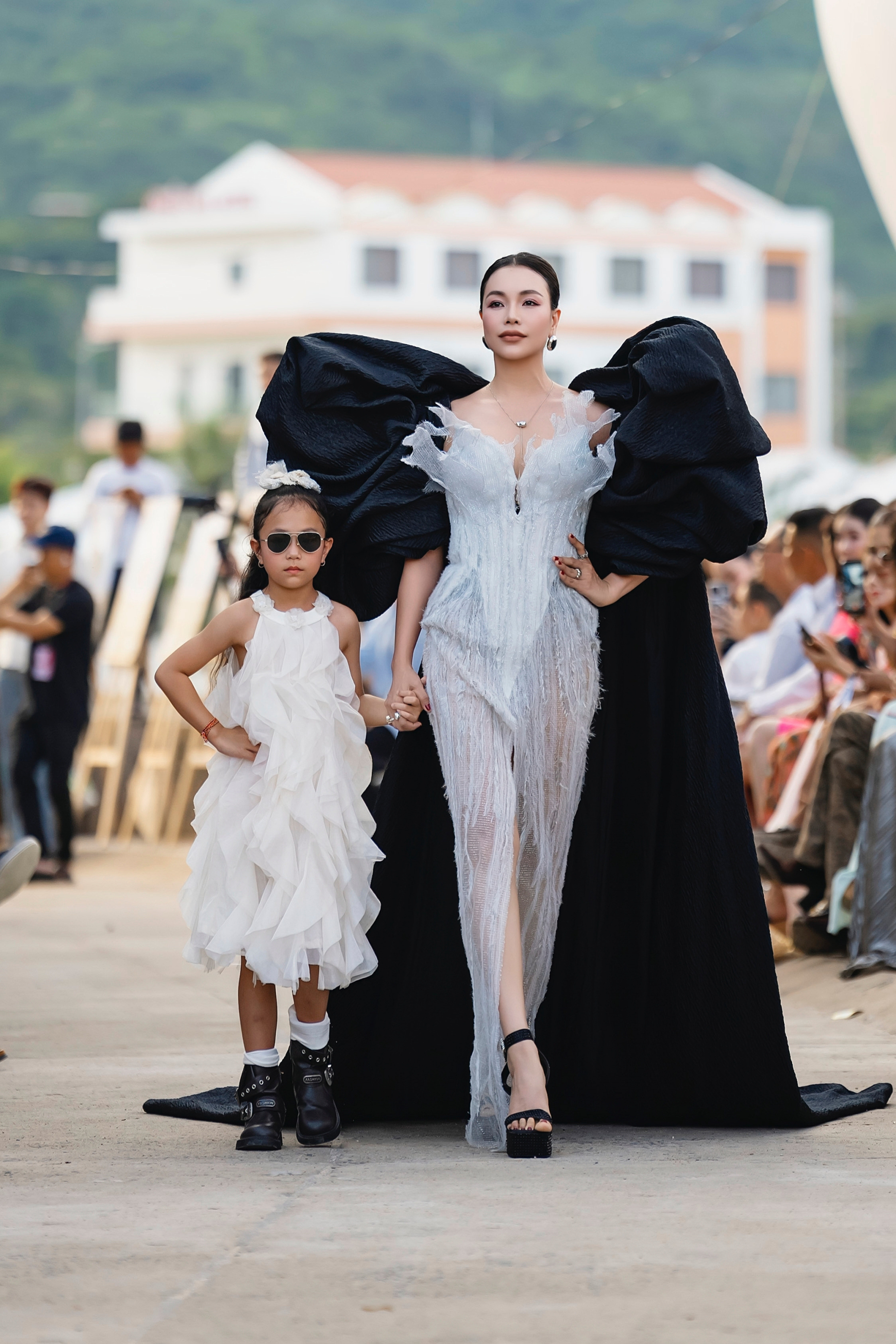 Sophia lần đầu tiên cùng mẹ bước ra sàn diễn.