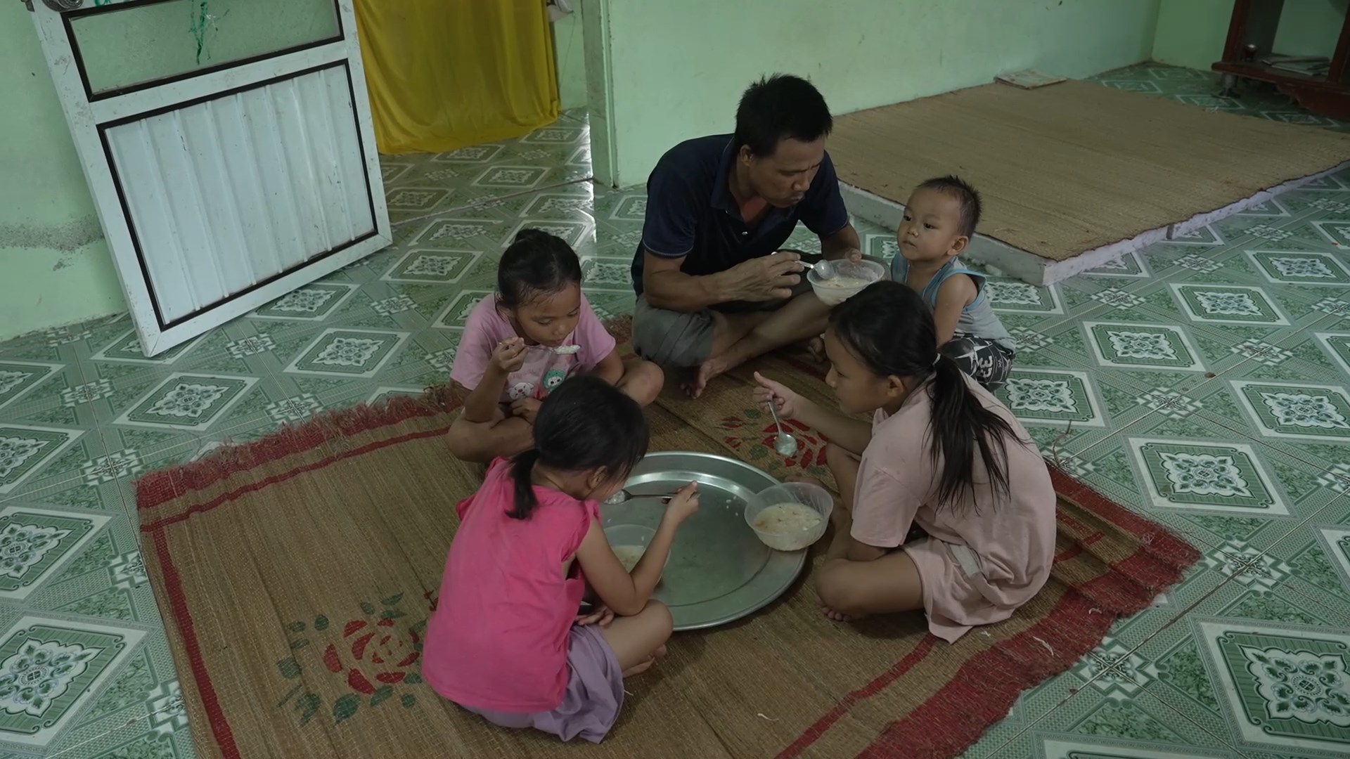 Bữa cơm bình dị của gia đình Thùy.