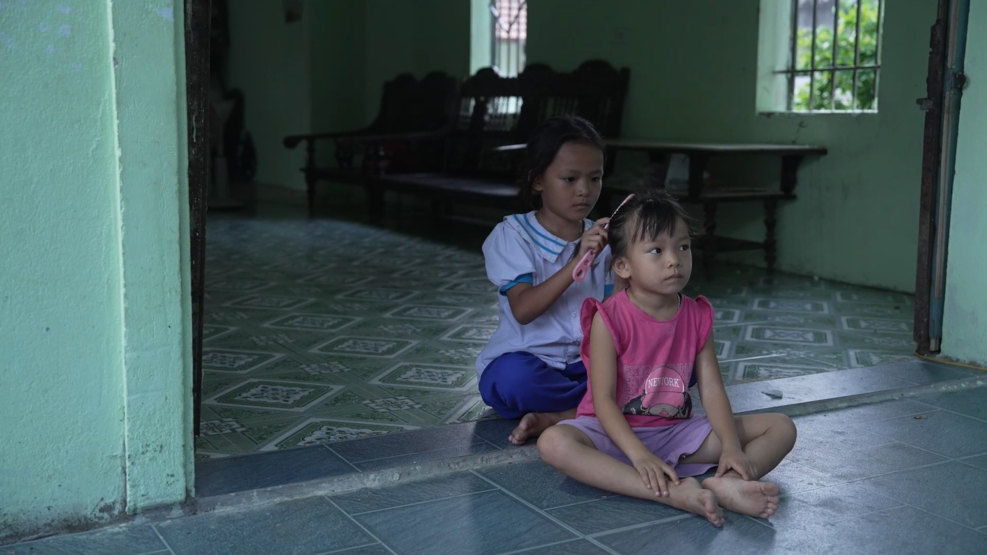 Thùy là một bé gái thông minh, lanh lợi, học giỏi và sống rất tình cảm. Em là học sinh xuất sắc của lớp, ước mơ sau này trở thành cô giáo.