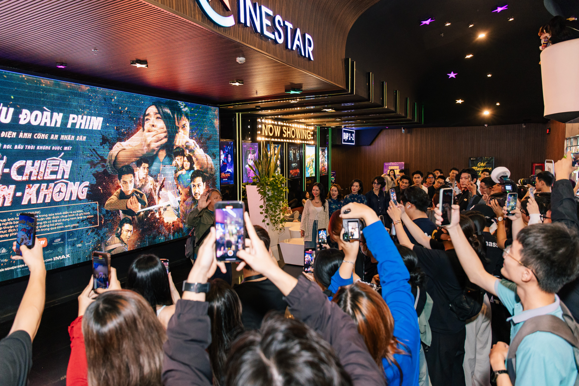Cinetour Tử Chiến Trên Không với sự xuất hiện của đoàn phim.