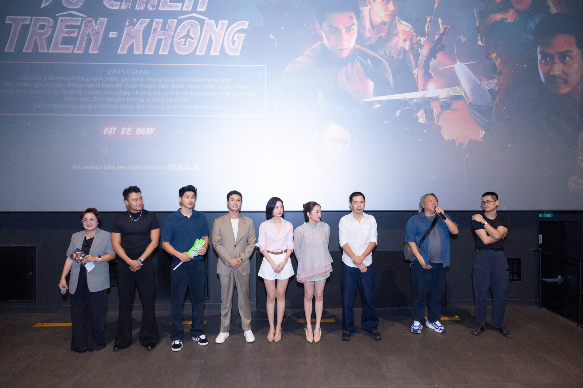 Đạo diễn Hàm Trần và các diễn viên trong Cinetour.