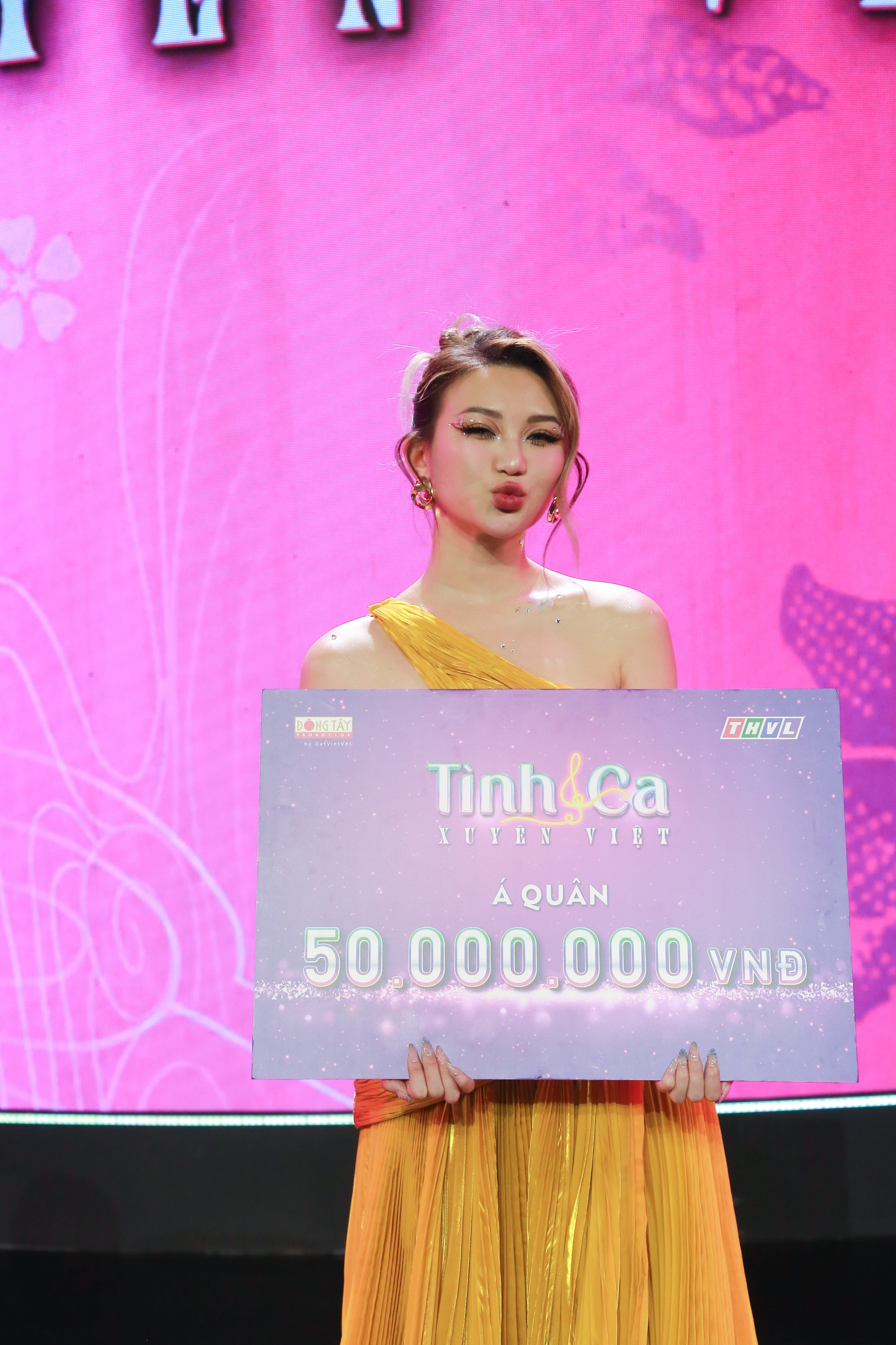 Nicole Nguyễn trong đêm chung kết của chương trình Tình ca xuyên Việt.