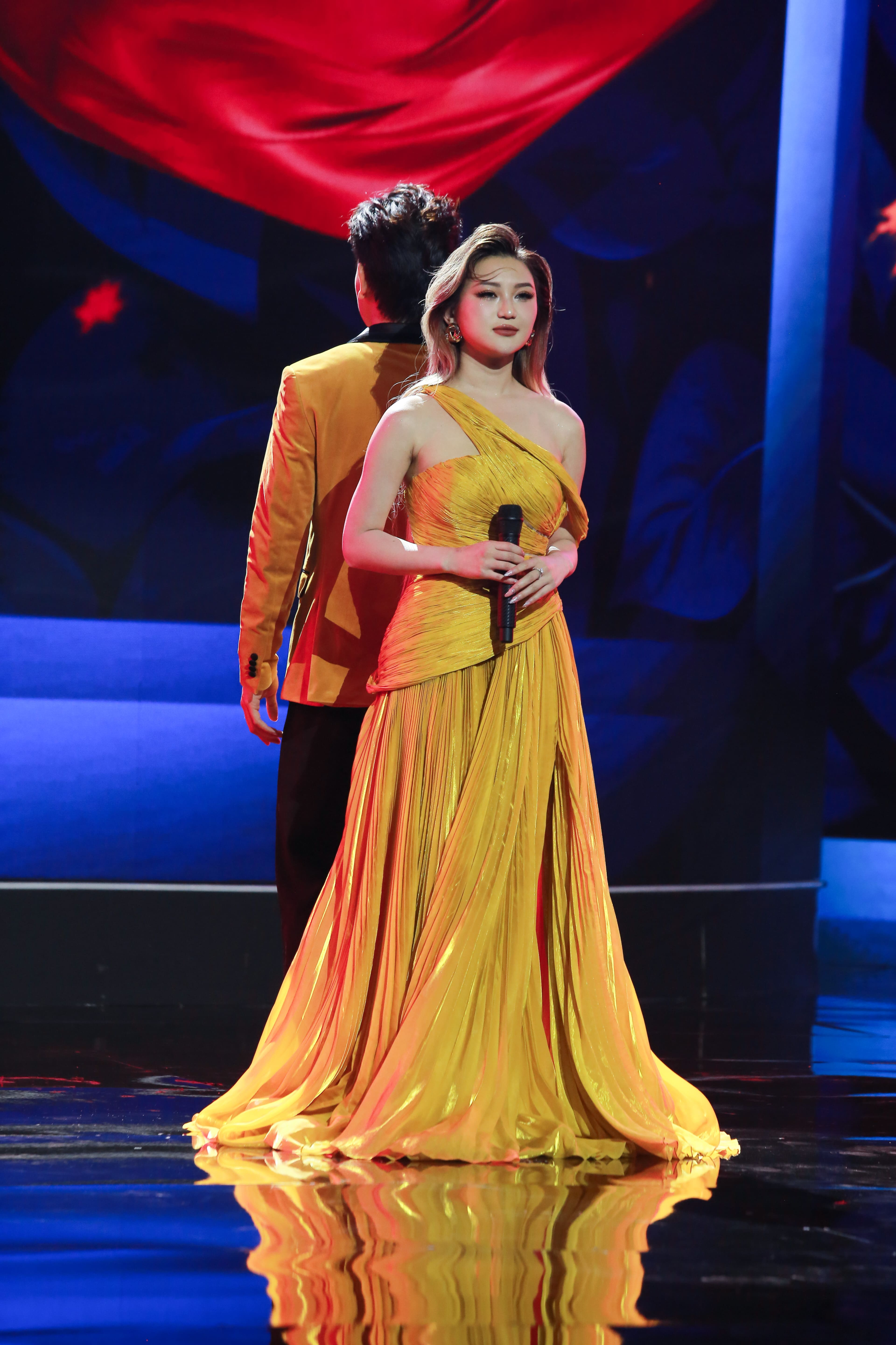Nicole Nguyễn với tiết mục song ca cùng Dee Trần.