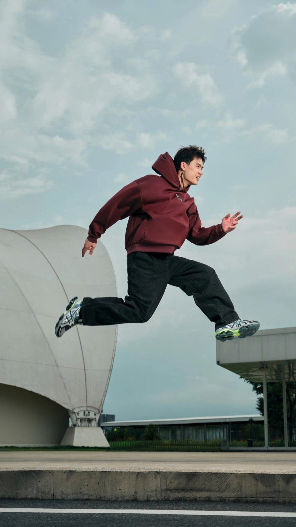 Đại sứ thương hiệu ASICS tại Việt Nam là Hải Đăng Doo và Hoàng Trung cũng góp mặt trong TVC “Move Your Body, Move Your Mind”