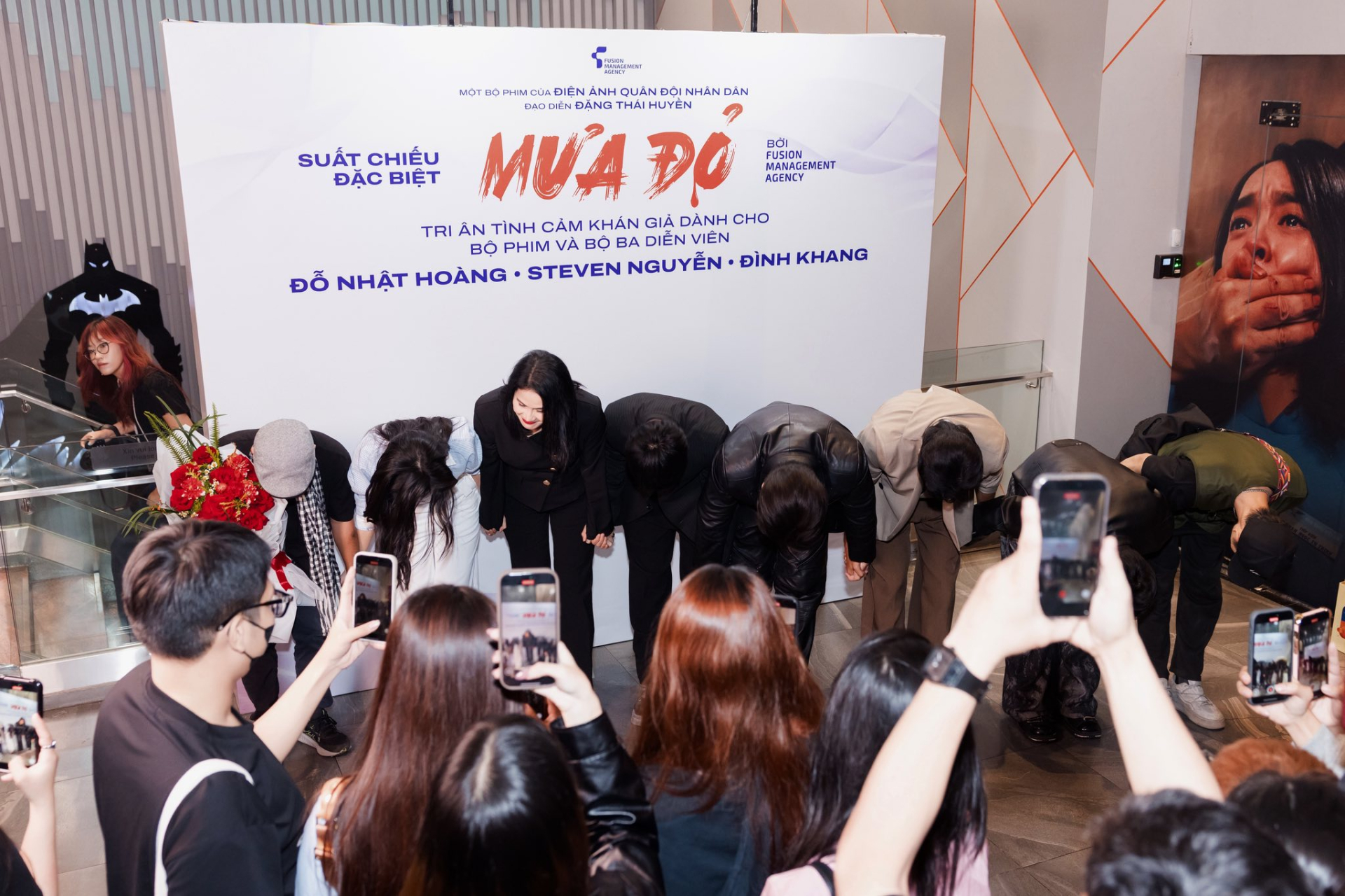 Bộ ba Mưa Đỏ xúc động ngày cuối phim ra rạp “Điểm tựa của chúng tôi là khán giả” - ảnh 1