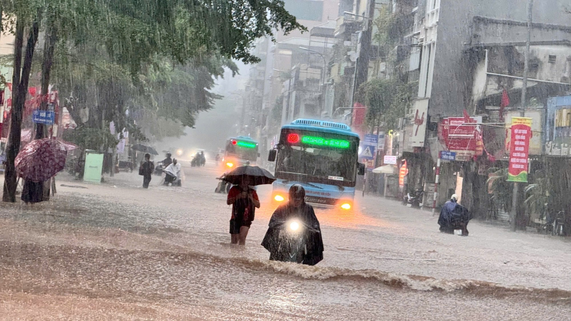 Xe chết máy hàng loạt trong ngập lụt, dịch vụ kéo xe bất ngờ ‘hái ra tiền’ ở Hà Nội - ảnh 1
