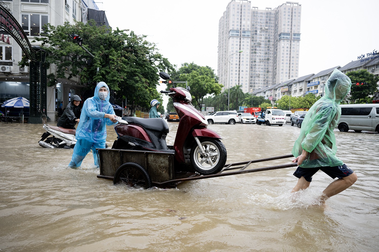 Xe chết máy hàng loạt trong ngập lụt, dịch vụ kéo xe bất ngờ ‘hái ra tiền’ ở Hà Nội - ảnh 2