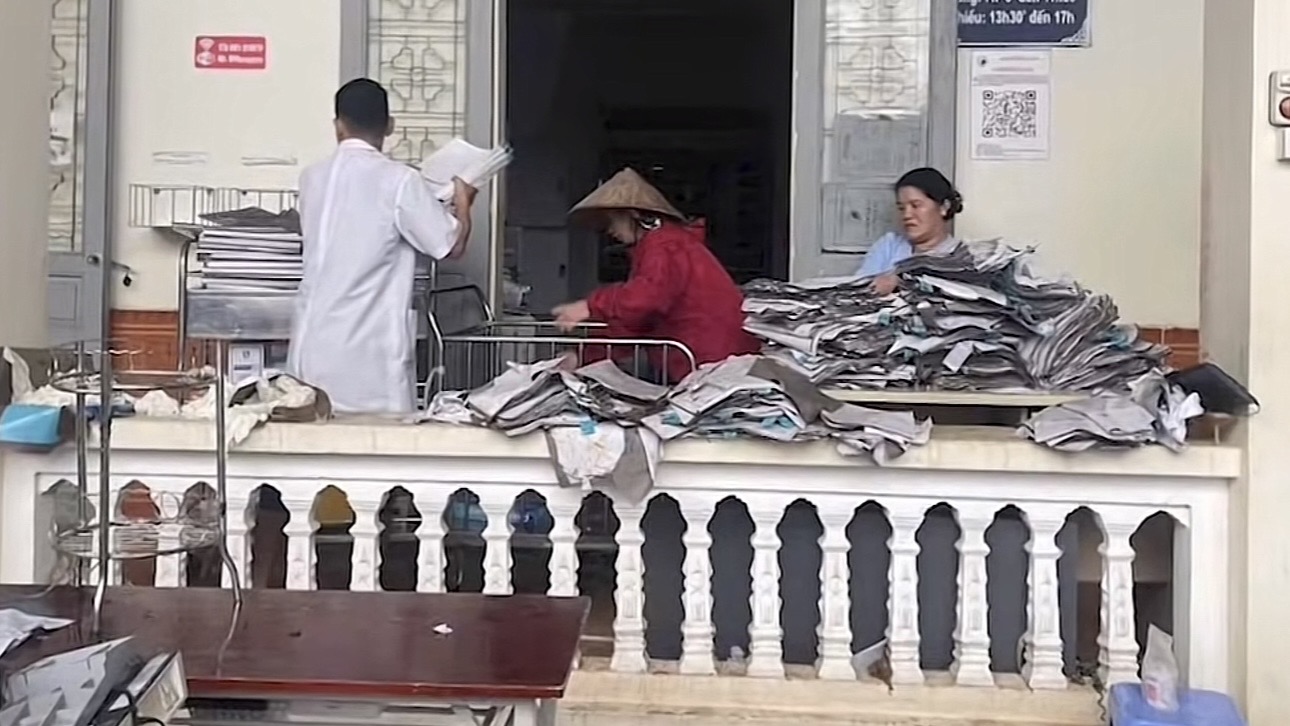 Sơn La: Nước lũ bất ngờ ập vào bệnh viện, lực lượng y tế ứng phó khẩn cấp - ảnh 2