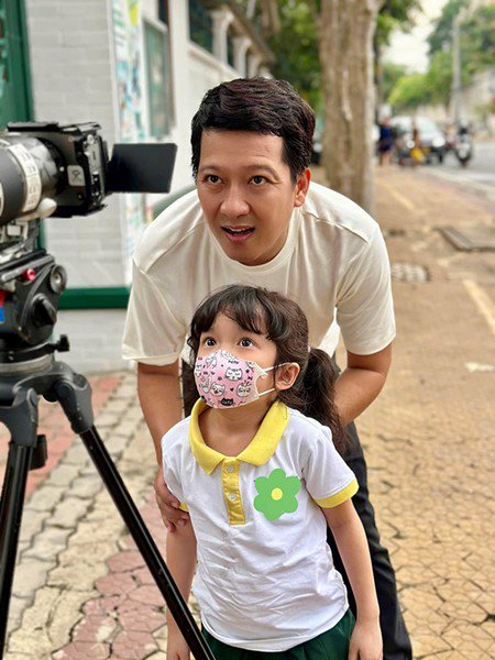 “Công chúa” nhà Trường Giang: 6 tuổi đã ra dáng nghệ sĩ nhí, theo bố tham gia hoạt động thiện nguyện - ảnh 5