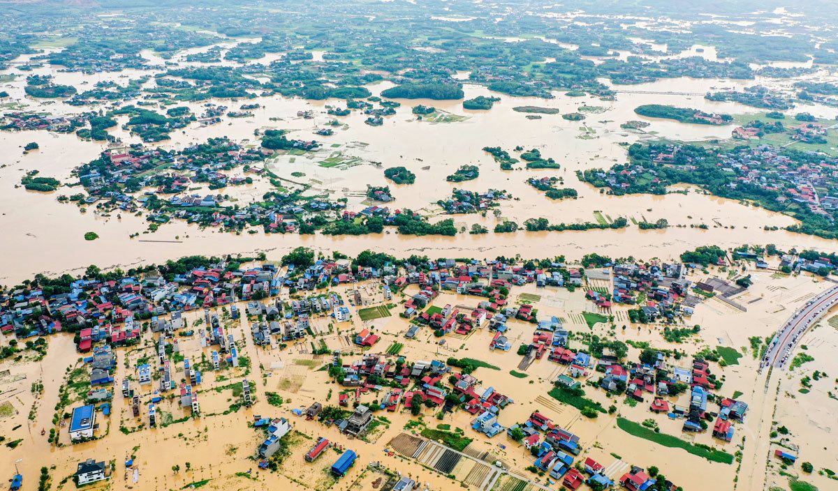 Thái Nguyên: Người mẹ liều mình vượt lũ mua thuốc cho con, may mắn được cứu hộ kịp thời - ảnh 1