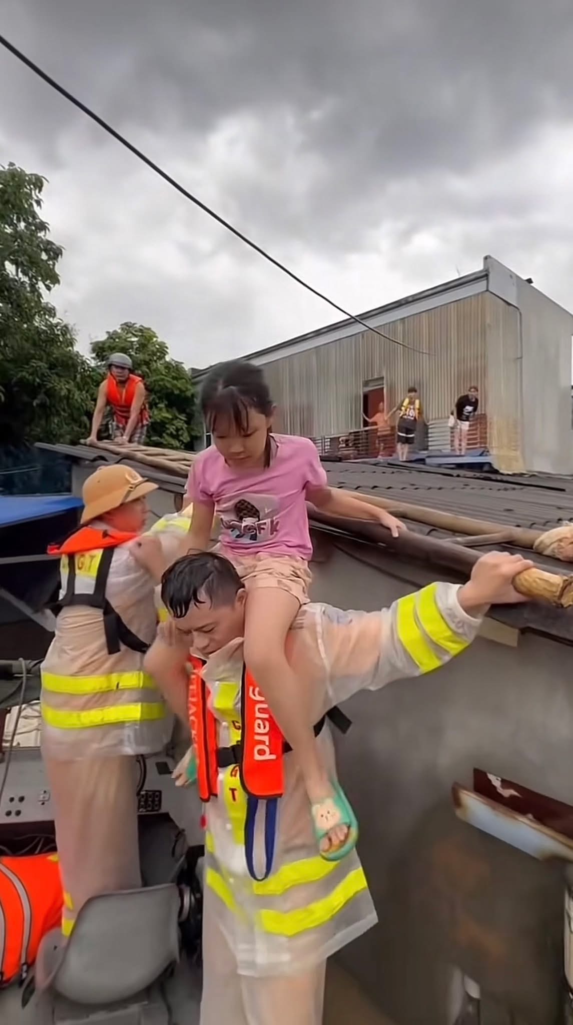 Xót xa đến đau lòng hình ảnh các em bé chạy lũ cùng bố mẹ, khiến ai nhìn cũng nghẹn lòng “Thương quá” - ảnh 3