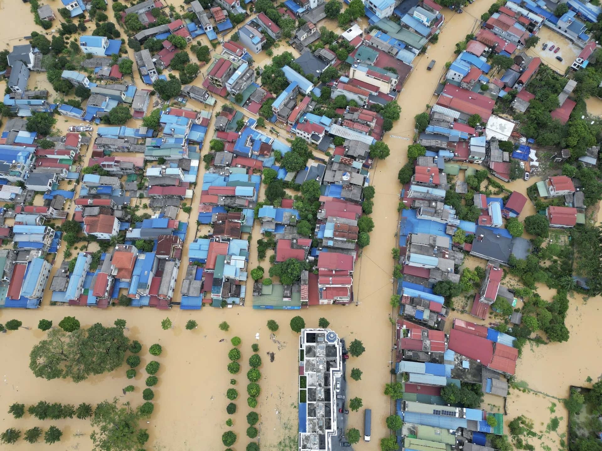 Xót xa đến đau lòng hình ảnh các em bé chạy lũ cùng bố mẹ, khiến ai nhìn cũng nghẹn lòng “Thương quá” - ảnh 1